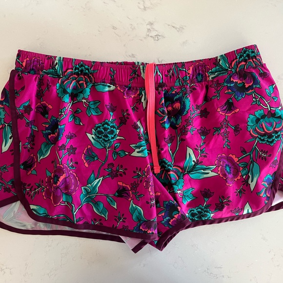 Women’s old navy activewear running shorts size Medium - Picture 1 of 2